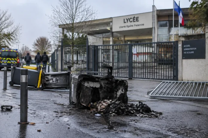 Protestele elevilor blochează liceele din Franța. Profesorii se alătură grevei