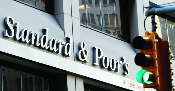 Retrogradarea României de către S&P ar putea scumpi finanțarea și afecta leul